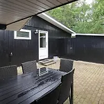 6 Person In Hals-by Traum