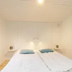 6 Person In Hals-by Traum * Hals